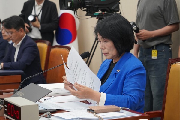 최민희 국회 과방위원장은 5일 “KT가 KISA로부터 해킹 의혹 통보를 받은 뒤, 해킹 가능성이 있는 원격상담시스템 서버를 폐기한 사실이 확인됐다”고 밝혔다. (사진=최민희 위원장 페이스북)