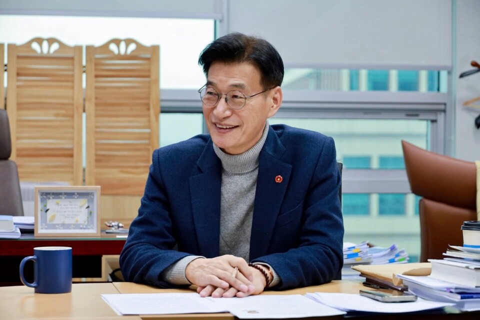 국민연금의 해외주식 비중 조정을 둘러싸고 여야가 정면 충돌했다. 더불어민주당은 11일 국민의힘의 비판을 “경제 무지에 기반한 정치 선동”이라고 규정하며 반박했고, 국민의힘은 정부가 국민연금 운용을 외환시장 안정 수단으로 활용하려는 것 아니냐는 의혹을 제기하고 있다. (사진=문대림 대변인 페이스북)