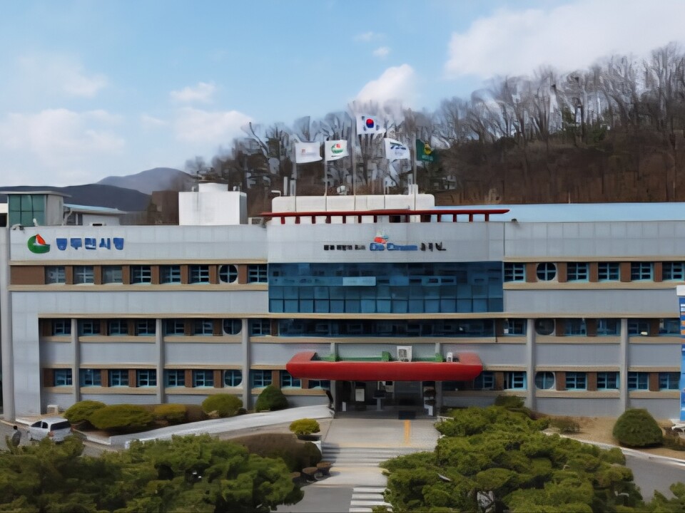 동두천시가 미취업 청년의 취업 역량 강화를 위해 어학 및 자격시험 응시료를 최대 30만원까지 지원하며, 오는 12월4일까지 추가 모집에 나섰다. 사진은 동두천시청 전경. (사진=중앙신문DB)