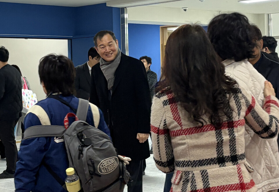 이천교육지원청 제25대 교육장으로 부임한 김성진 교육장이 신설 학교인 이천중리초등학교를 찾아 개교 현황을 점검하고 학생 등교 맞이에 나서며 공식 업무를 시작했다. (사진제공=이천교육지원청)