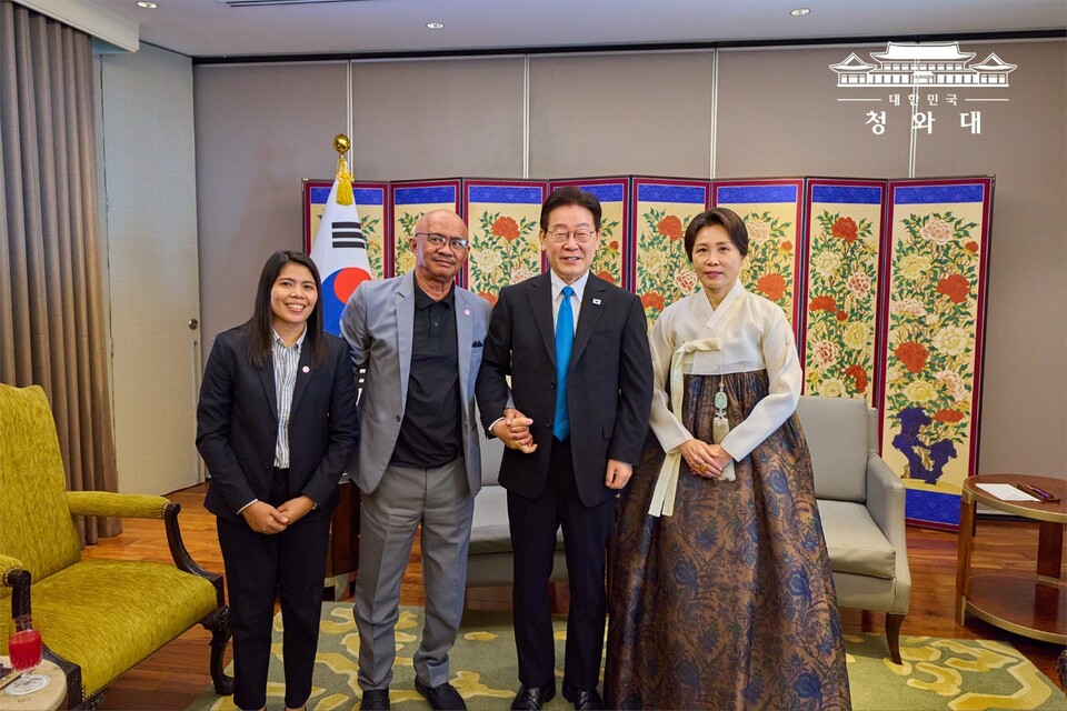 이재명 대통령이 필리핀 국빈 방문 중 34년 전 인권 변호사 시절 인연을 맺었던 필리핀 노동자를 다시 만난 사연을 공개하며 외국인 노동자 보호 의지를 밝혔다. (사진=이재명 대통령 X(옛 트위터)