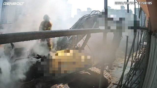 4일 낮 12시43분께 이천시 장호원읍의 한 토목공사현장에서 굴삭기에서 화재가 발생했다. 인명피해는 없는 것으로 확인됐다. (사진제공=경기도소방재난본부)