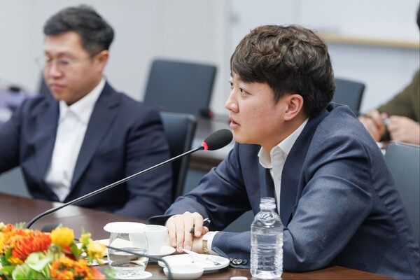 이준석 개혁신당 대표가 국민의힘을 향해 부정선거 음모론을 강하게 비판했다. 이 대표는 5일 오전 자신의 페이스북 계정에 글을 올려 “국민의힘에게 묻는다. 조희대 대법원장이 부정선거 카르텔이냐”고 반문하며 최근 정치권에서 제기되는 부정선거 음모론을 비판했다. (사진=이준석 대표 페이스북)