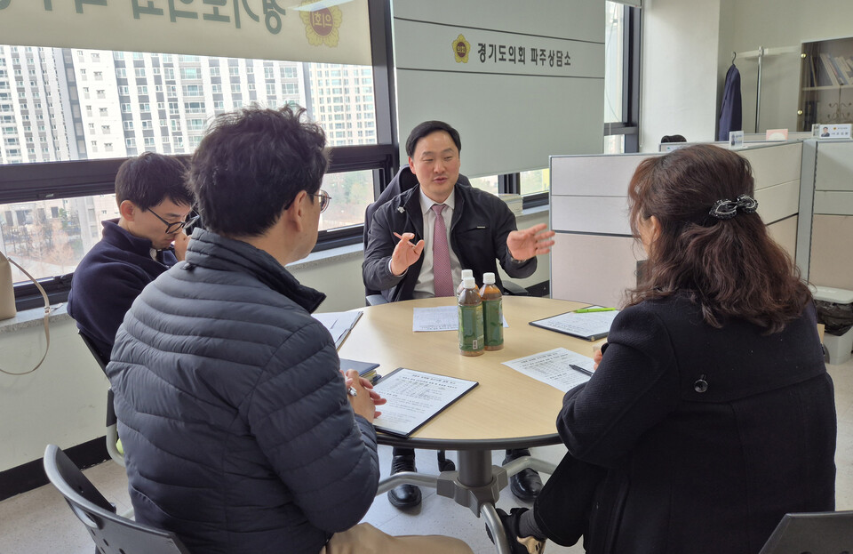 경기도의회 고준호 의원이 5일 파주상담소에서 경기도 균형발전실, 파주시 관계자들과 함께 ‘대중목욕탕 감소에 따른 대책 마련 간담회’를 개최하고 대응 방안을 논의했다. (사진제공=경기도의회)