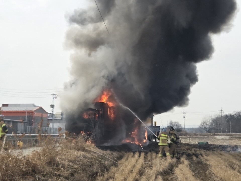 5일 오후 2시26분께 여주시 가남읍 본두리에서 작업 중이던 화물차에서 불이 나 차량 1대가 전소되고 1대가 반소됐다. 인명피해는 없는 것으로 확인됐다. (사진제공=경기도소방재난본부)