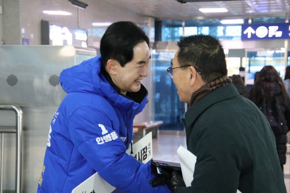6·3 지방선거를 앞두고 경기지역 기초단체장 예비후보들의 선거 행보가 이어지고 있다. 평택 서현옥 예비후보는 평택역 원도심 활성화 방안을 제시했고, 의정부 안병용·파주 박용호·안산 김철진·성남 김병욱 예비후보도 각각 출근 인사와 지역 활동, 정치 메시지 등을 통해 시민 접점 확대에 나서는 모습이다. (사진=안병용 민주당 의정부시장 예비후보 페이스북)