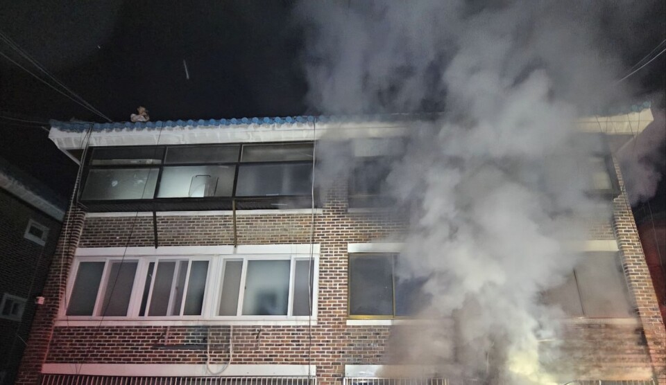부천시 오정구 원종동의 한 다세대주택 지하 세대에서 불이 났다. (사진제공=경기도소방재난본부)