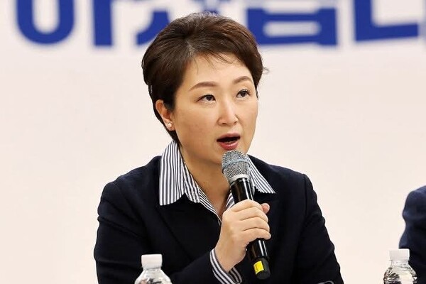더불어민주당 이언주 최고위원(경기 용인시정)은 13일 오전 자신의 페이스북 계정에 에너지 정책과 AI 경쟁력을 주제로 한 글을 올리고 “에너지를 두고 이념 싸움을 하는 것은 어리석다”고 밝혔다. (사진=이언주 최고의원 페이스북)