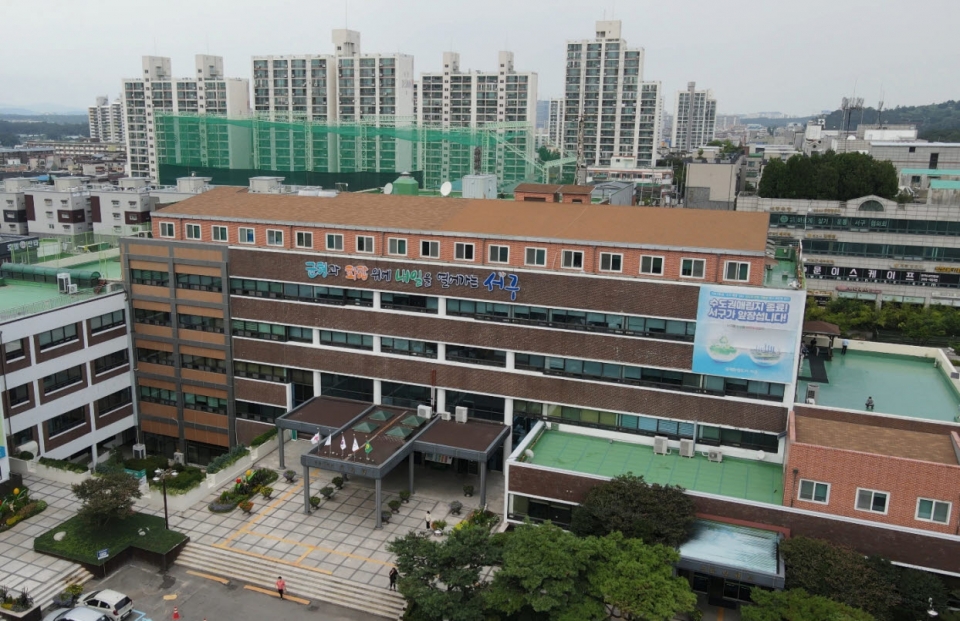 인천시 서구가 4일 언론브리핑을 통해 지난 1일 오전 6시15께 청라동 아파트에서 발생한 화재와 관련 복구에 최선을 다하고 있다고 밝혔다. 사진은 인천 서구청 전경. (사진=중앙신문DB)