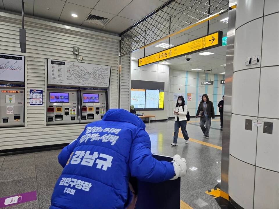 더불어민주당 강남규 인천 검단구청장 예비후보는 검단사거리 일대 지하철역에서 출근길 주민들에게 인사를 건네며 하루를 시작했다. (사진=강남규 예비후보 페이스북)