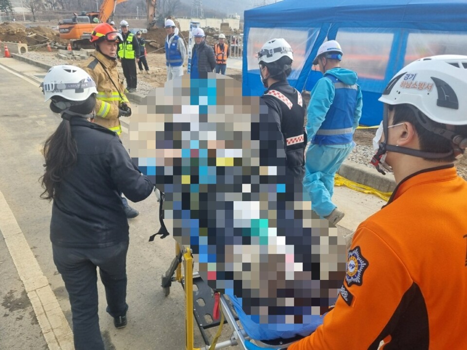 9일 오후 2시5분께 하남시 감일동의 한 작업장 지하에서 작업을 하던 작업자가 구조물에 부딪히는 사고가 발생해 닥터헬기로 이송했다. (사진제공=경기도소방재난본부)
