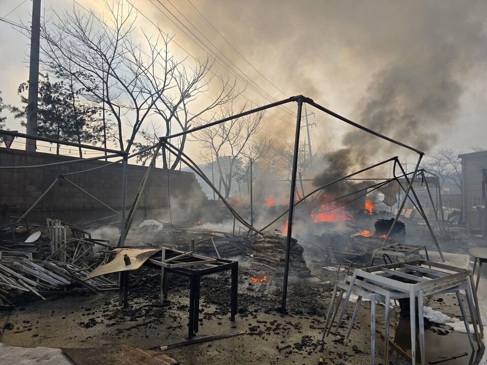 9일 오후 1시12분께 광주시 초월읍의 한 목재가구 제조 공장에서 난 불이 약 5시간41분 만에 완전히 꺼졌다. 이 불로 공장에 있던 직원 등 10명이 스스로 대피했고 이 가운데 2명은 연기를 흡입하는 부상을 입었다. (사진제공=경기도소방재난본부)