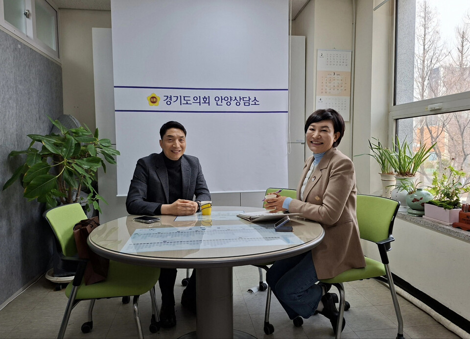경기도의회 이채명 의원(안양 호계1·2·3동, 신촌동)이 지난 9일 의회 안양상담소에서 평촌 더샵 아이파크 아파트 입주자대표회의 손재철 회장과 정담회를 갖고 공동주택 생활 현안과 안양시 중장기 발전 방안에 대해 폭넓게 의견을 나눴다. (사진제공=경기도의회)