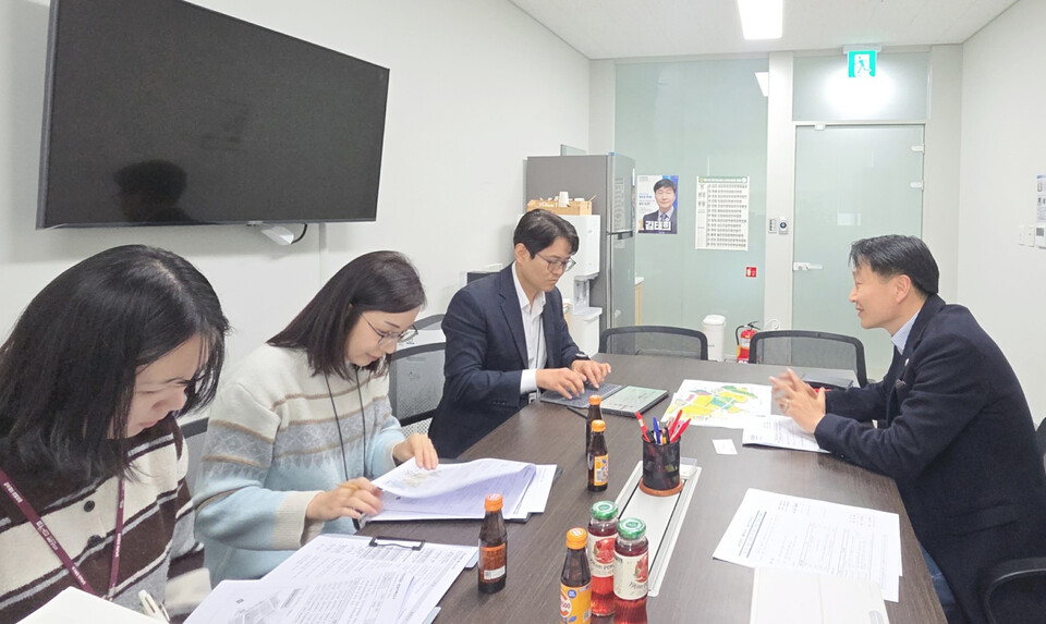 경기도의회 도시환경위원회 김태희 의원이 10일 도의회에서 안산 공공주택지구 내 초·중·고등학교 설립 추진 현황과 향후 절차를 점검하기 위한 정담회를 개최했다. (사진제공=경기도의회)