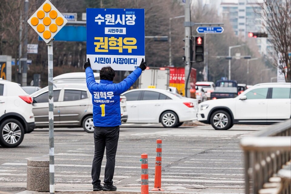 권혁우 더불어민주당 수원시장 예비후보는 영통역 사거리 출근 인사와 법원사거리 퇴근 인사를 이어가며 시민들과 접촉했다. (사진=권혁우 예비후보 페이스북)