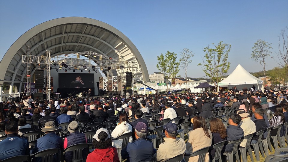 25일 오후 5시 이천도자예술마을(예스파크) 대공연장에서 '제39회 이천도자기축제'가 개막식을 갖고 12일간의 일정에 돌입했다. (사진=송석원 기자)