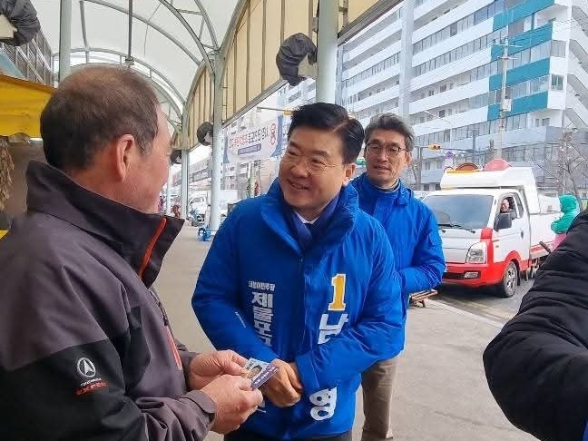 남궁형 더불어민주당 인천 제물포구청장 예비후보는 이날 연안부두를 찾아 상인들과 간담회를 가졌다. (사진=남궁형 예비후보 페이스북)