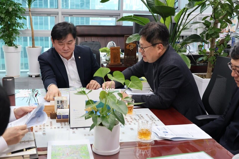 윤종군 국회의원(더불어민주당·경기 안성)이 용인~충주고속도로 추진 상황을 점검하고 안성 동부권 발전을 위한 나들목(IC) 신설 검토를 촉구했다. (사진=윤종군 의원 페이스북)