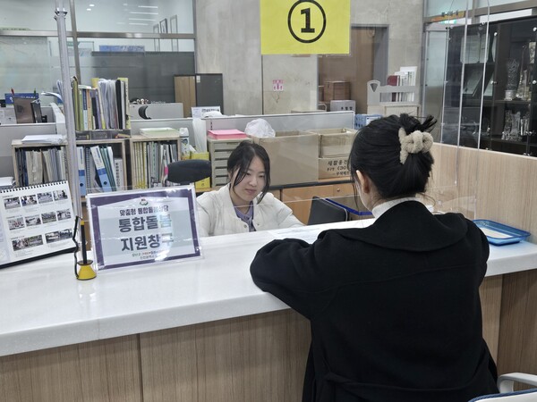 오는 27일 시행되는 의료·요양 통합돌봄 사업에 맞춰 인천 동구가 주민 상담과 서비스 신청을 위한 전담 창구를 동 행정복지센터에 설치했다. (사진제공=동구)