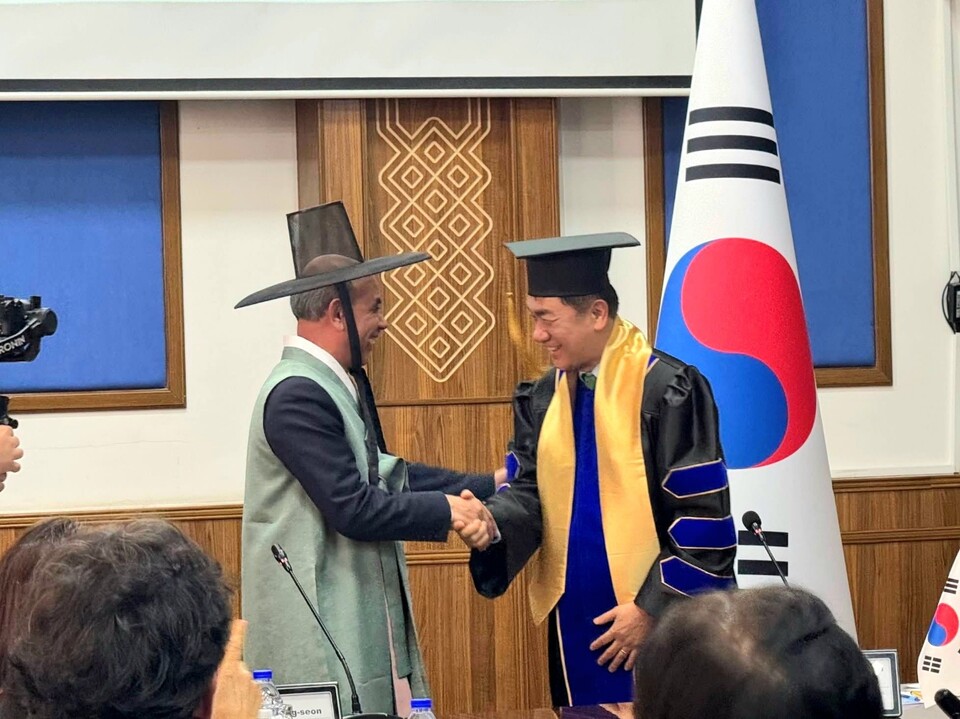 정장선 평택시장이 우즈베키스탄 국립 타슈켄트 경제대학 명예교수로 임명됐다. (사진=정장선 평택시장 페이스북)