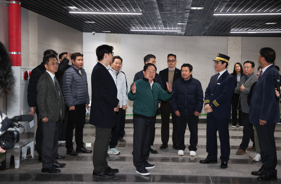 남양주시가 13일 별내선 다산역 5번 출구와 다산자이아이비플레이스몰을 연결하는 통로 개방을 앞두고 현장 점검에 나섰다. (사진제공=남양주시)