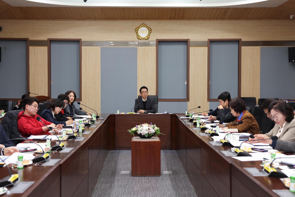평택시의회가 13일 시의회 3층 간담회장에서 주요 사업 및 현안에 대한 의견 조율과 자체 안건처리를 위한 3월 정기 의원간담회를 개최했다. (사진제공=평택시의회)
