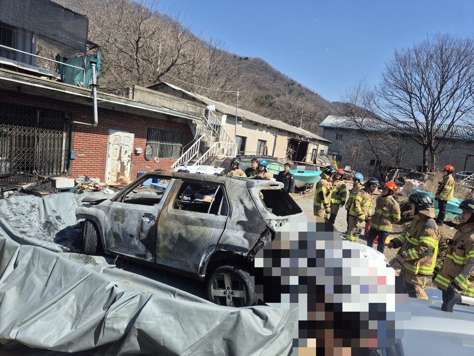 13일 오전 10시56분께 남양주시 수동면의 한 배 농장 인근에 세워졌던 소형 전기차에 불이 났다. 신고를 받고 출동한 소방당국은 진화 작업을 벌여 34분 만인 오전 11시30분께 불을 모두 껐다. (사진제공=경기도북부소방재난본부)