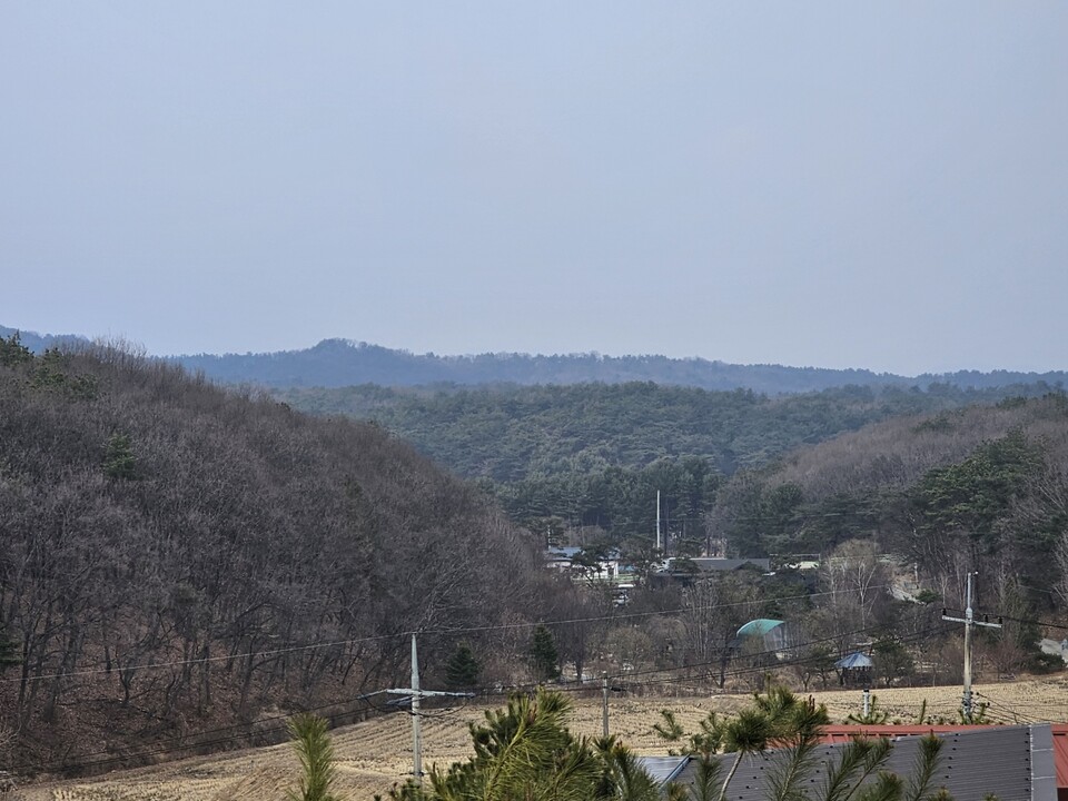 16일 월요일 수도권 지역은 대체로 맑은 가운데 아침 기온이 영하권으로 떨어지는 곳이 많겠고 낮과 밤의 기온차가 크게 벌어지겠다. 사진은 15일 오후 5시께 초미세먼지로 뿌연 여주시 세종대왕면 번도리 일대 전경. (사진=김광섭 기자)