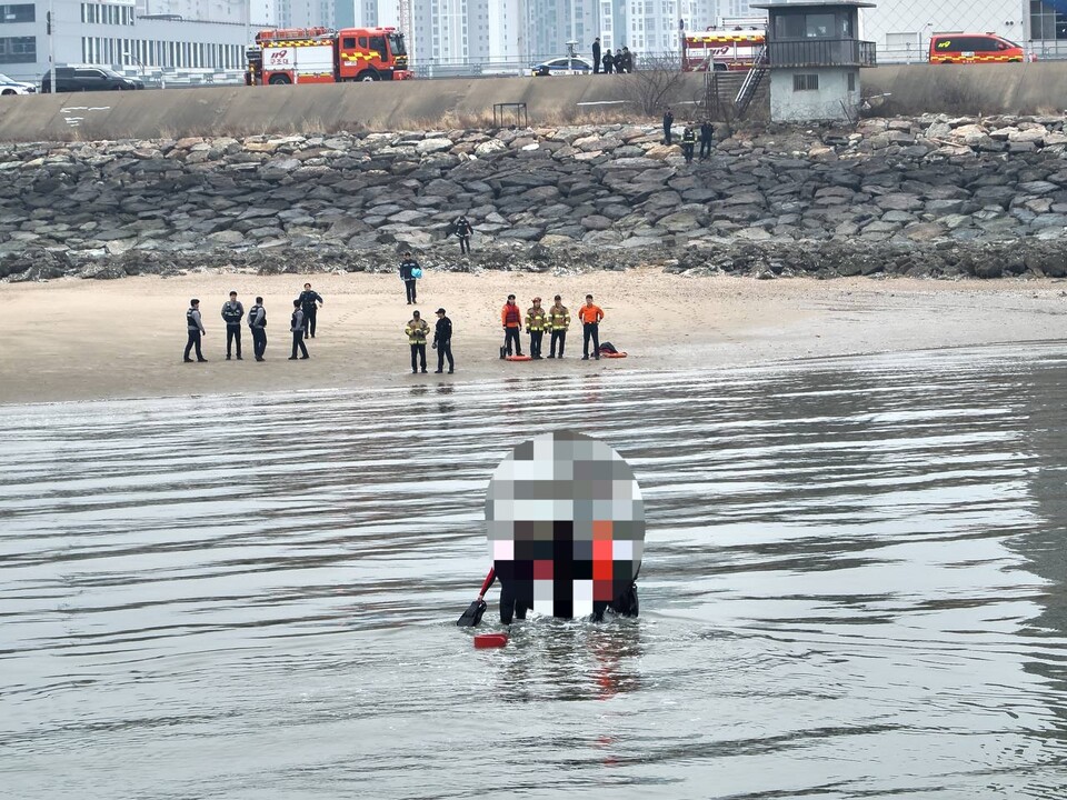 15일 오전 9시13분께 시흥시 거북섬동 인근에서 한 20대 남성이 바다로 들어간다는 신고가 119에 접수돼 소방당국이 출동해 무사히 구조했다. (사진제공=경기도소방재난본부)
