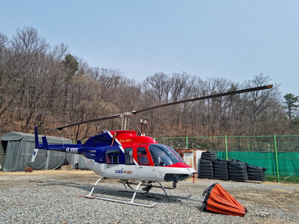 이천시가 봄철 산불조심기간을 맞아 산불로 인한 산림 피해를 최소화하기 위해 산불방지 대책본부를 운영한다. 사진은&nbsp;산불진화헬기. (사진=중앙신문DB)<br>