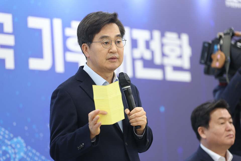 김동연 경기도지사가 16일 시흥시 근로자종합복지관에서 ‘도민과 함께하는 기후정책 타운홀 미팅’을 열고 경기도의 기후정책을 실천, 참여, 대한민국 표준 등 세 가지로 정의하면서 지속적인 추진 의사를 피력했다. (사진제공=경기도)