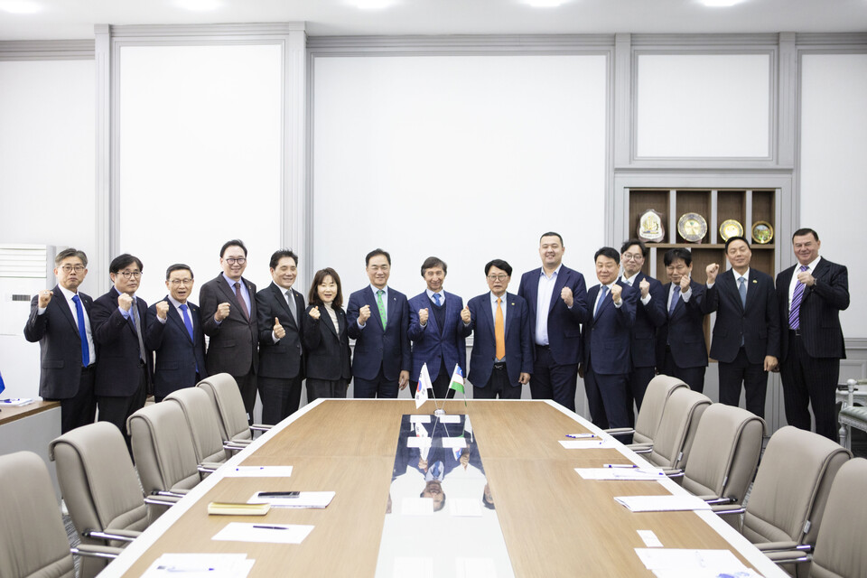 우즈벡 상공회의소 관계자들과 기념사진을 촬영하고 있는 평택시 방문단. (사진제공=평택시)