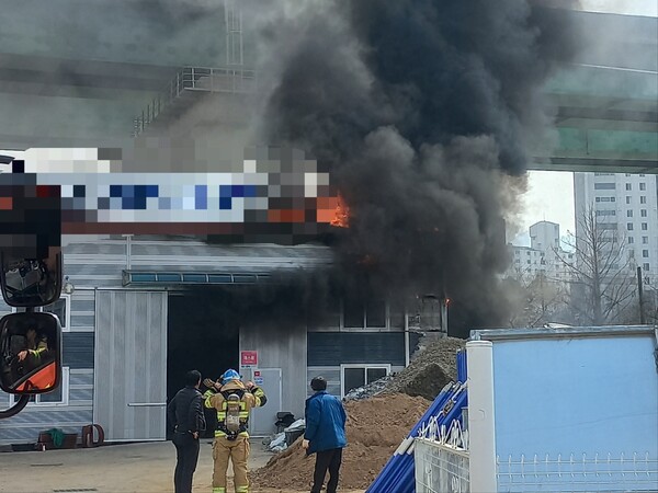 16일 오후 1시37분께 남양주시 화도읍의 한 건설회사 창고에서 불이 났다. 다행히 현장에 있던 관계자들이 모두 대피해 인명피해는 발생하지 않았다.  (사진제공=경기도북부소방재난본부)