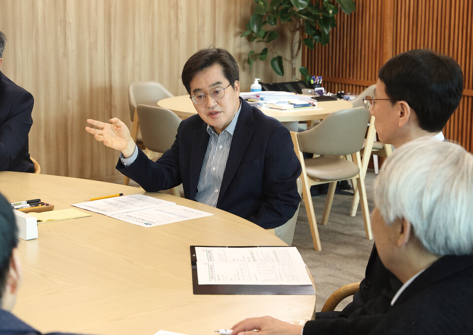김동연 경기도지사가 17일 경기도청에서 김성중 행정1부지사와 주요 실국장들이 참석한 가운데 민생·에너지 추경을 위한 긴급 전략회의를 열었다. (사진제공=경기도의회)