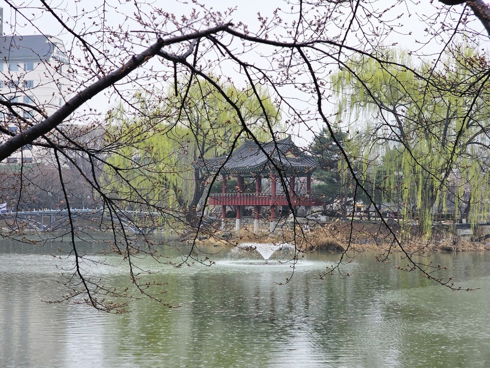 21일 목요일 수도권(경기·인천) 지역은 대체로 맑겠지만, 경기동부지역을 중심으로 가끔 구름 많은 날씨를 보이겠다. 당분간 낮 기온이 올라 포근하겠고, 큰 일교차를 보이겠다. 낮엔 강한 바람이 불면서 대기는 건조하겠다. 사진은 지난해 3월29일 이천 안흥지 애련정. (사진=중앙신문DB)