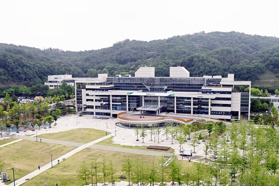 경기도가 고병원성 조류인플루엔자(AI)와 아프리카돼지열병(ASF) 등 반복되는 가축전염병에 대응하기 위해 2025년부터 2029년까지 5년간 총 732억원을 투입한다. 사진은 경기도청 북부청사 전경. (사진제공=경기도청 북부청사)