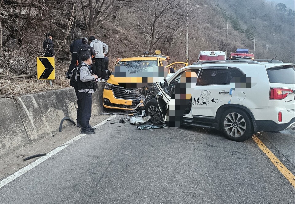 17일 오후 6시18분께 가평군 북면 도대리 한 도로에서 SUV 차량과 승합차가 충돌하는 교통사고가 발생해 7명이 다쳤다. (사진제공=경기도북부소방재난본부)
