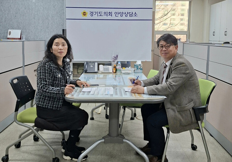 경기도의회 김재훈 의원이 지난 17일 안양상담소에서 최순애 동안구 도서관 관장하고 면담을 갖고, 평촌도서관 재개관에 따른 일정 변경 및 명칭 설문조사 결과를 설명받았다. (사진제공=경기도의회)