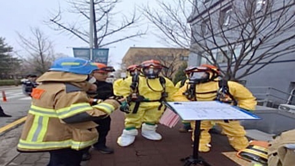 18일 오후 수원시 장안구 성균관대학교 교육연구시설 실험실에서 질산이 누출되는 사고가 발생해 10명이 경상을 입고 병원으로 이송됐다. (사진제공=경기도소방재난본부)