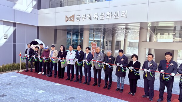 19일 김병수 시장과 김주영 국회의원을 비롯해 시.도의원과 체육회 관계자 등이 풍무체육문화센터 개관식에 참석해 테이프를 커팅하고 있다. (사진제공=김포시청)