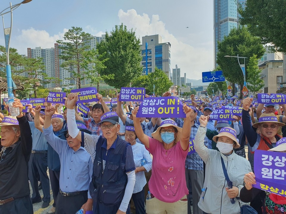 양평군 강상면·강하면 이장협의회, 사회보장협의체, 이 지역 주민 약 300여 명은 18일 오전 양평군청 앞에서 '서울양평고속도로 강하IC·강상JC안 찬성 집회'를 열고 국토교통부가 추진하는 대안 노선대로 서울양평고속도로 사업을 조속히 재개하라고 거듭 촉구했다. (사진=장은기 기자)<br>