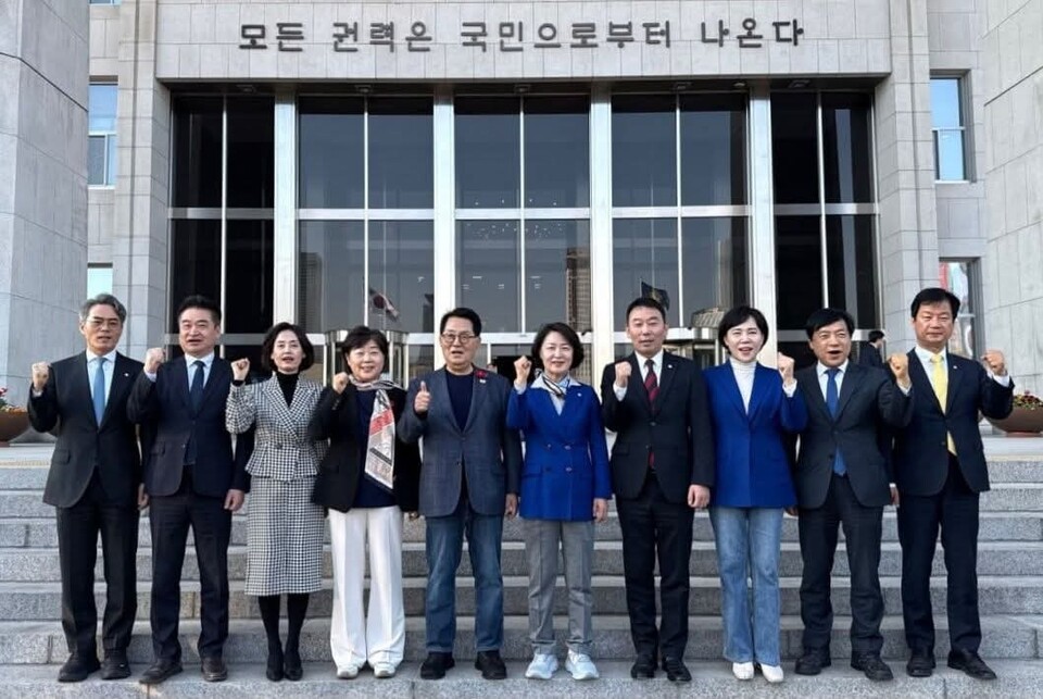 국회 법제사법위원회 민주당 소속 의원들이 기념촬영을 하고 있다. 추미애 의원은 24일 법사위원장직 사퇴를 선언하며 경기도지사 경선에 본격적으로 나설 뜻을 밝혔다. (사진=추미애 의원 페이스북)