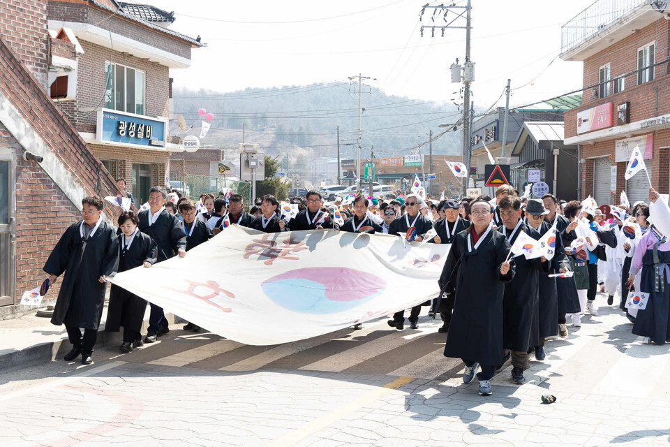 연천군 백학면 항일독립운동기념탑에서 지난 21일 107주년 두일리장터 항일만세운동 기념식이 열렸다. (사진제공=연천군)