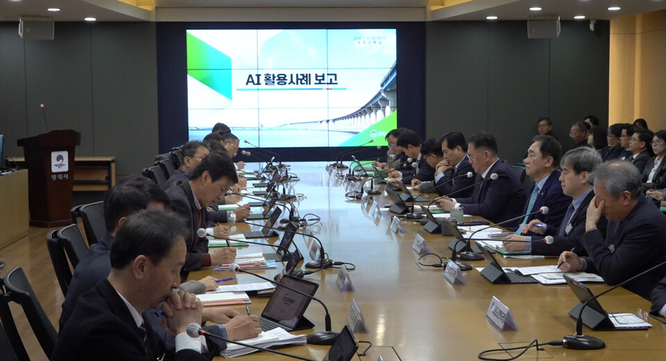 평택시가 지난 20일 간부회의에서 인공지능(AI)을 활용한 행정혁신을 전 부서에 확대 적용할 것을 지시하며, 디지털 기반 행정 전환을 본격 추진한다. (사진제공=평택시)
