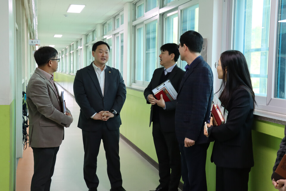 경기도의회 고준호 의원이 23일 파주시 조리읍 소재 봉일천초등학교를 방문해 학생 안전 확보와 함께 보다 따뜻한 교육환경 조성 필요성을 강조했다. (사진제공=경기도의회)