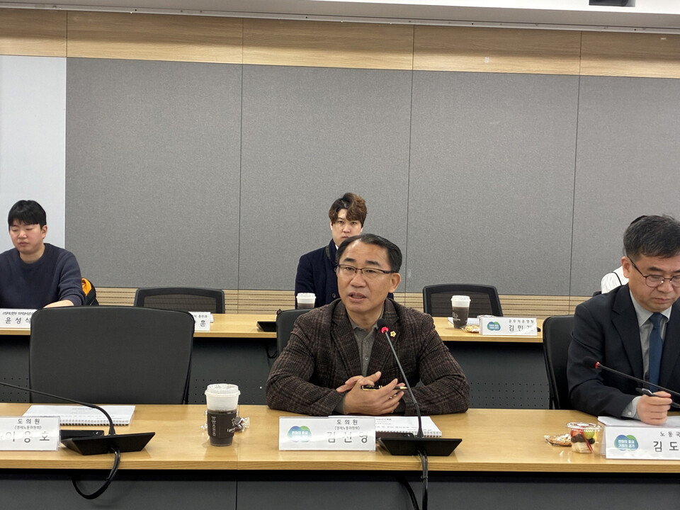 경기도의회 경제노동위원회·도청예산결산특별위원회 김선영 부위원장이 23일 경기도청 서희홀에서 열린 ‘경기도 공무직원 직무 및 임금체계 개선 연구 용역 중간보고회’에 참석해, 공무직 노동자들의 처우 개선과 노동조합 간의 굳건한 연대를 강조했다. (사진제공=경기도의회)