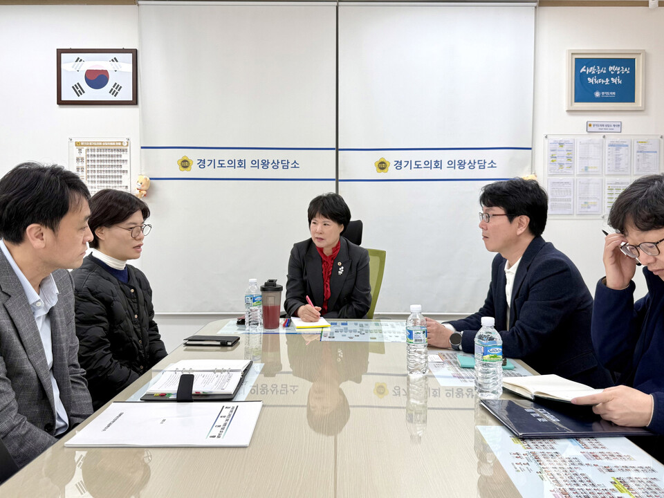 경기도의회 건설교통위원회 서성란 의원이 지난 19일 경기도의회 의왕상담소에서 경기도 도로정책과 및 의왕시 도로건설과 관계자들과 함께 청계IC 수원방향 연결로 설치사업 추진 현황을 점검했다. (사진제공=경기도의회)