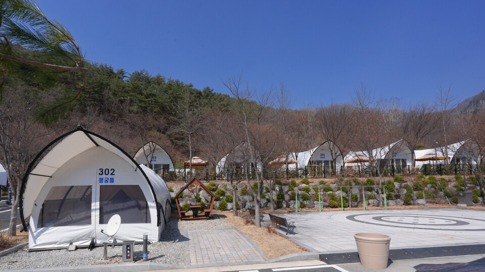 청량산 수원캠핑장 내 글램핑 시설 전경. (사진제공=수원시)