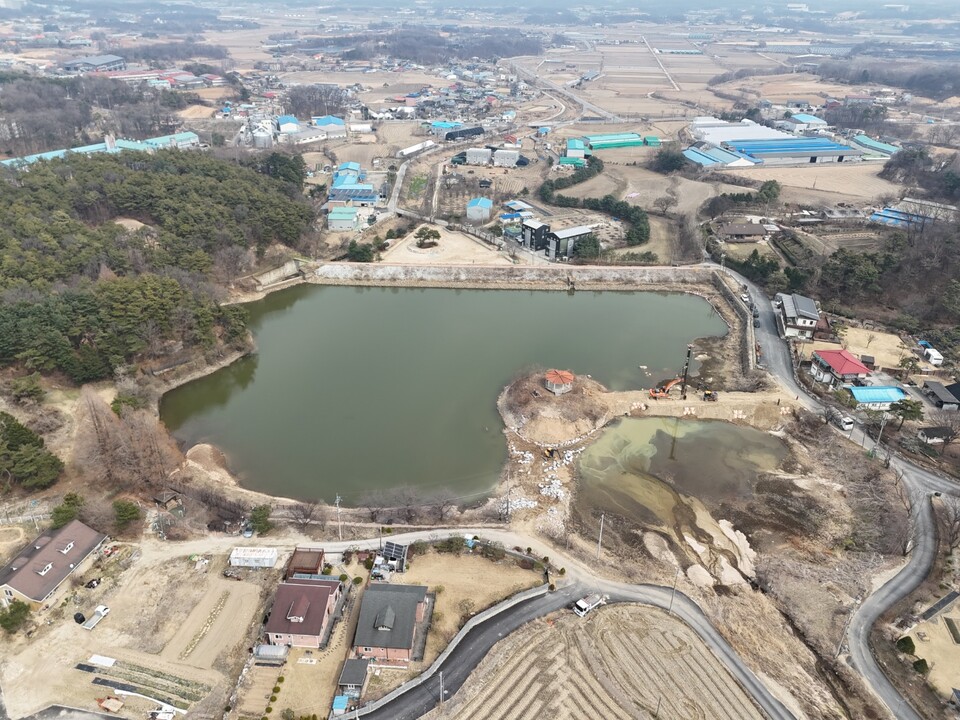 24일 오후 이천 서경저수지에서 관광개발 공사가 진행되고 있다. (사진=김광섭 기자)
