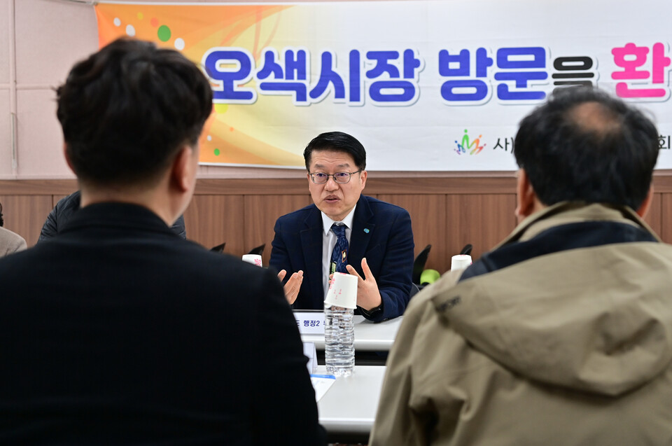 김대순 경기도 행정2부지사가 24일 ‘2026 경기 살리기 통큰세일’이 진행 중인 오산시 오색시장을 방문해 지역 소상공인들과 소통하는 시간을 가졌다. (사진제공=경기도)